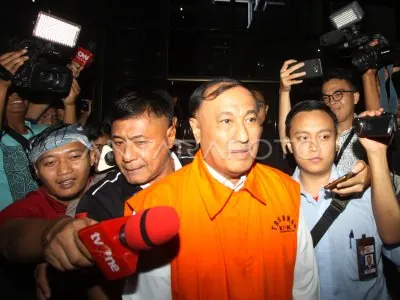 Markus Nari mengenakan rompi tahanan atau diborgol, foto dokumentasi ANTARA Foto