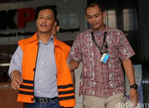 Moch. Arief Wicaksono mengenakan rompi tahanan atau diborgol, foto dokumentasi detikcom