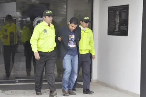 Muhammad Nazaruddin mengenakan rompi tahanan atau diborgol, foto dokumentasi JPNN.com