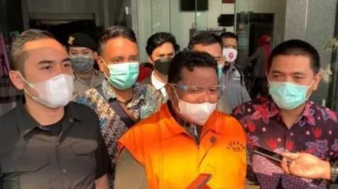 Muhammad Syahrial mengenakan rompi tahanan atau diborgol, foto dokumentasi Suara.com