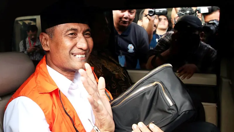 Muhammad Tamzil mengenakan rompi tahanan atau diborgol, foto dokumentasi Kompas.id
