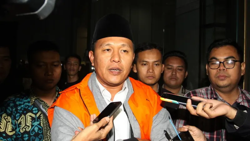Mustafa mengenakan rompi tahanan atau diborgol, foto dokumentasi Tirto.id