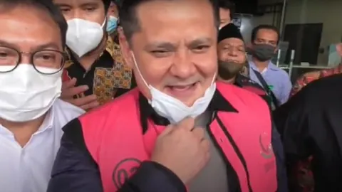Napoleon Bonaparte mengenakan rompi tahanan atau diborgol, foto dokumentasi kumparan