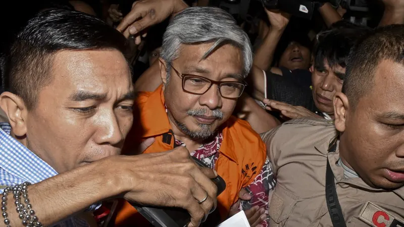 Nur Alam mengenakan rompi tahanan atau diborgol, foto dokumentasi Tirto.id