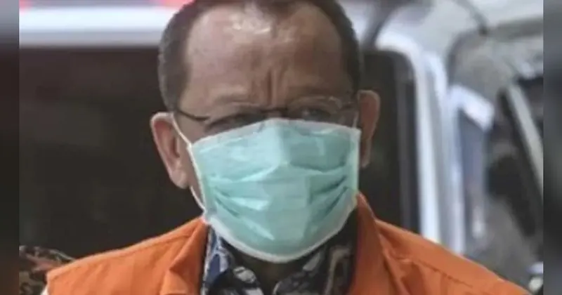 Nurhadi Abdurrachman mengenakan rompi tahanan atau diborgol, foto dokumentasi Pojoksatu