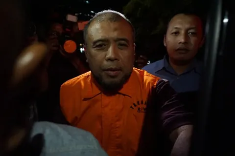 Patrialis Akbar mengenakan rompi tahanan atau diborgol, foto dokumentasi kumparan