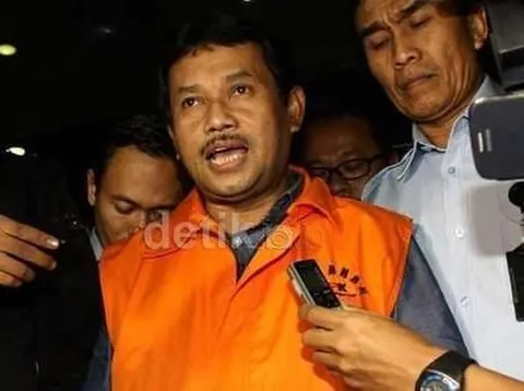 Rachmat Yasin mengenakan rompi tahanan atau diborgol, foto dokumentasi detikcom