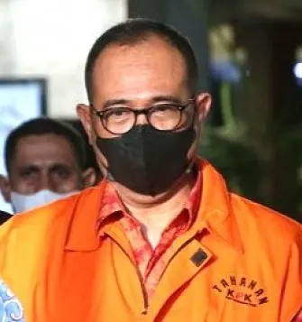Rafael Alun Trisambodo mengenakan rompi oranye tahanan KPK