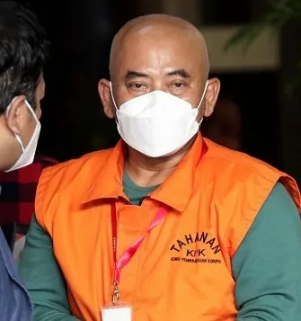 Rahmat Effendi mengenakan rompi oranye tahanan KPK
