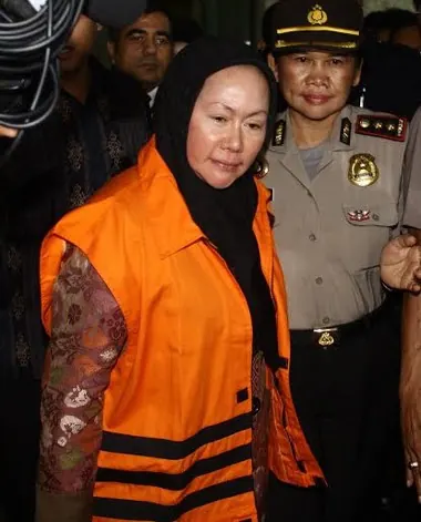 Ratu Atut Chosiyah mengenakan rompi tahanan atau diborgol, foto dokumentasi detikcom