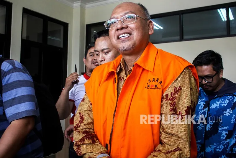 Rendra Kresna mengenakan rompi tahanan atau diborgol, foto dokumentasi Republika