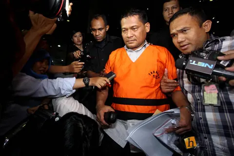 Rohadi mengenakan rompi tahanan atau diborgol, foto dokumentasi Hukumonline