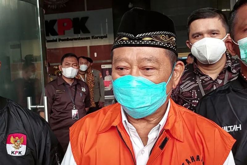 Saiful Ilah mengenakan rompi tahanan atau diborgol, foto dokumentasi Kompas.com