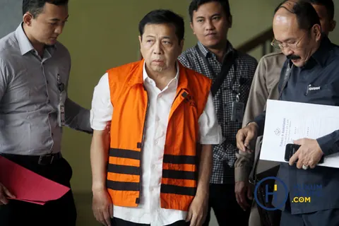 Setya Novanto mengenakan rompi tahanan atau diborgol, foto dokumentasi Hukumonline