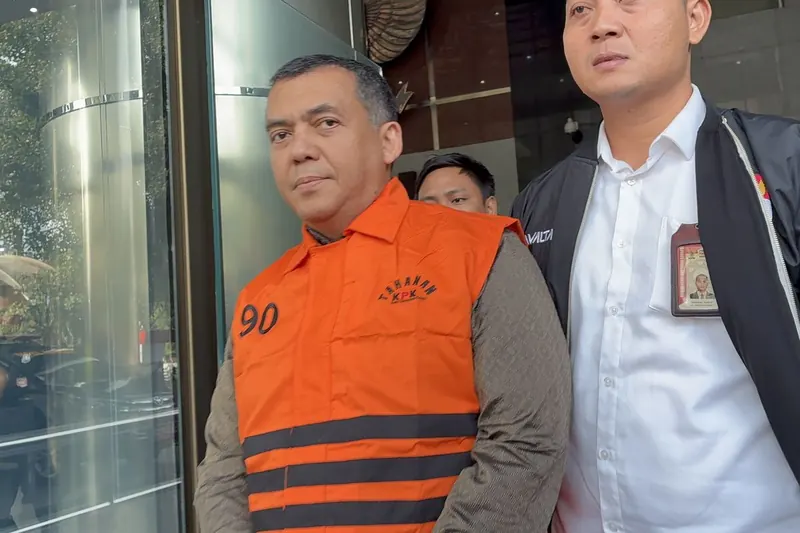Silmy Karim mengenakan rompi tahanan atau diborgol, foto dokumentasi Kompas.com