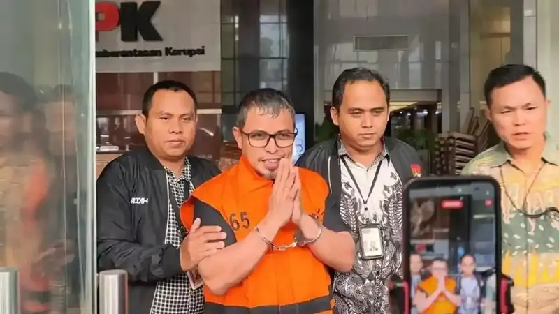 Sirajudin Lasena mengenakan rompi tahanan atau diborgol, foto dokumentasi Tribunnews