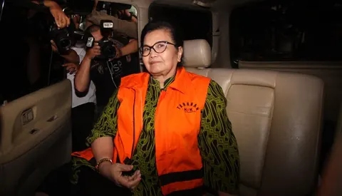 Siti Fadilah Supari mengenakan rompi tahanan atau diborgol, foto dokumentasi Tempo