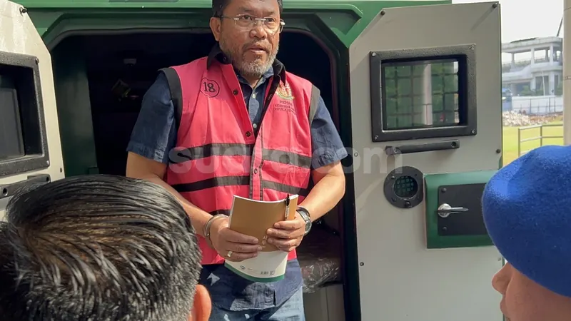 Sony Sonjaya mengenakan rompi tahanan atau diborgol, foto dokumentasi Suara.com