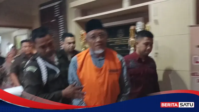 Mantan Bupati Sleman dua periode Sri Purnomo resmi ditahan Kejaksaan Negeri (Kejari) Sleman pada Selasa 28 Oktober 2025. (Beritasatu.com/Chandra Adi)