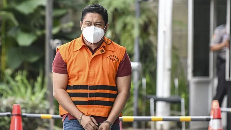 Stepanus Robin Pattuju mengenakan rompi tahanan atau diborgol, foto dokumentasi VOI