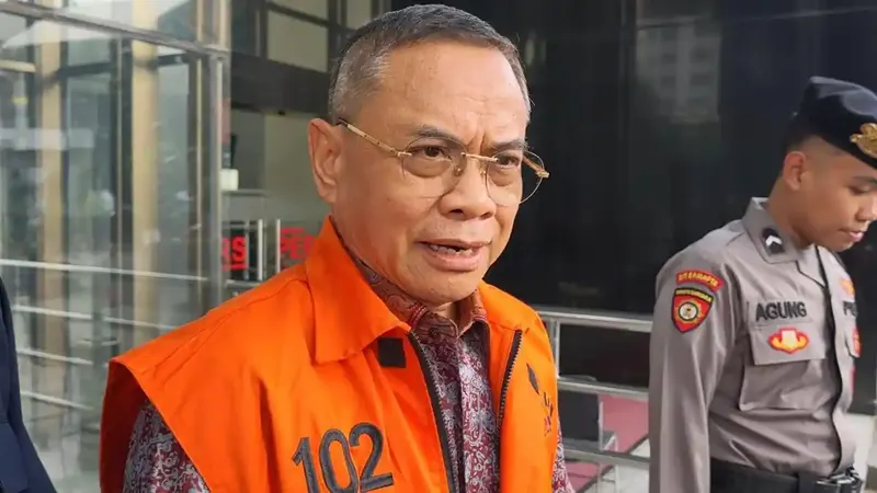 Sudewo mengenakan rompi tahanan atau diborgol, foto dokumentasi Tribunnews