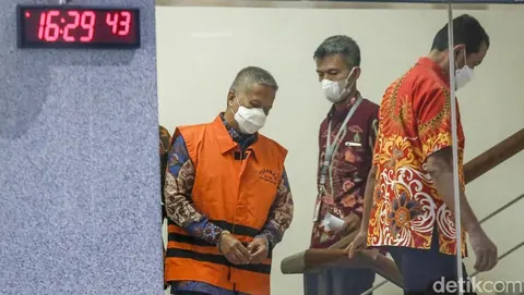 Sudrajad Dimyati mengenakan rompi tahanan atau diborgol, foto dokumentasi detikcom