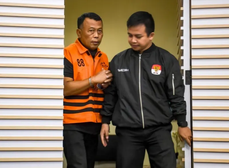 Sugiri Sancoko mengenakan rompi tahanan atau diborgol, foto dokumentasi Jawa Pos