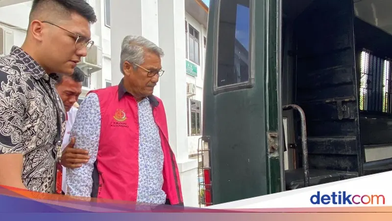 Foto: Mantan Bupati Kuansing, Sukarmis saat akan memasuki mobil tahanan untuk selanjutnya ditahan. (dok Istimewa)