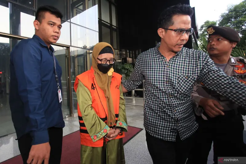 Anggota DPRD Jambi periode 2014-2019 Suliyanti (kedua kiri) berjalan menuju mobil tahanan di Gedung Merah Putih KPK, Jakarta, Kamis (12/6/2025). ANTARA FOTO/Ren