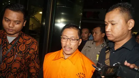 Sunjaya Purwadisastra mengenakan rompi tahanan atau diborgol, foto dokumentasi kumparan