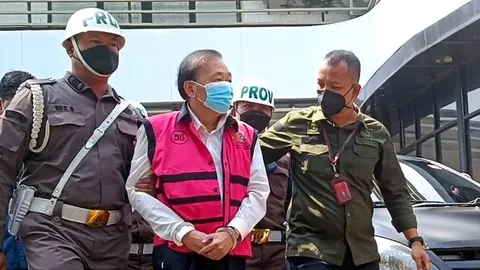 Surya Darmadi mengenakan rompi tahanan atau diborgol, foto dokumentasi kumparan