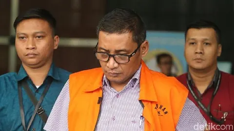 Syahri Mulyo mengenakan rompi tahanan atau diborgol, foto dokumentasi detikcom
