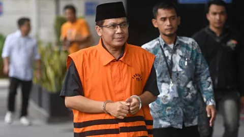 Taufik Kurniawan mengenakan rompi tahanan atau diborgol, foto dokumentasi kumparan