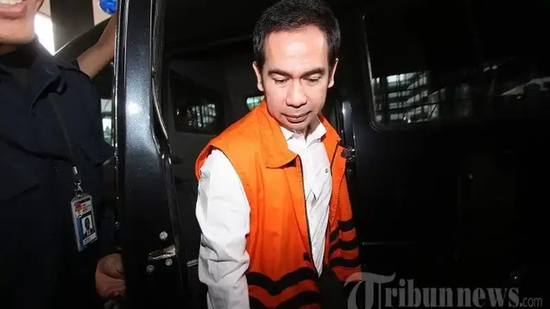 Tubagus Chaeri Wardana Chasan mengenakan rompi tahanan atau diborgol, foto dokumentasi Tribunnews