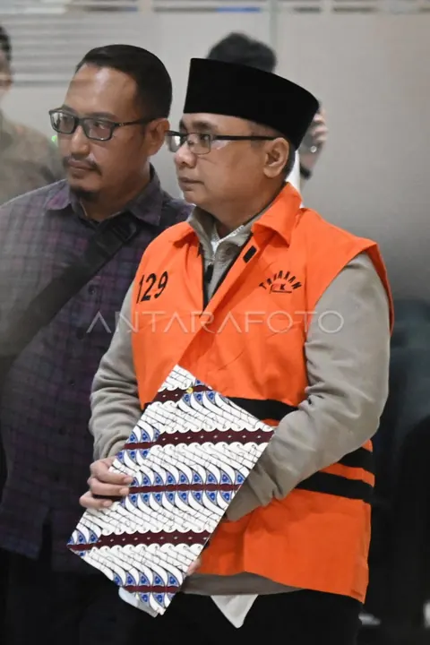 Yaqut Cholil Qoumas mengenakan rompi tahanan atau diborgol, foto dokumentasi ANTARA Foto