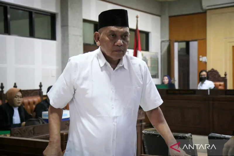 Foto arsip-Terdakwa korupsi pasir besi yang merupakan mantan Kadis ESDM NTB Zainal Abidin berjalan meninggalkan ruang sidang usai mengikuti sidang lanjutan deng