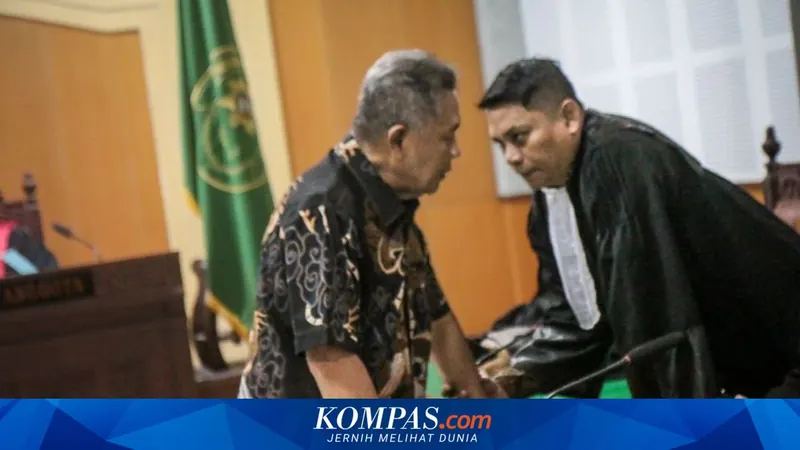 Terdakwa kasus dugaan korupsi kerjasama pemanfaatan aset untuk pembangunan Mal Lombok City Center (LCC) Zaini Arony berdialog dengan penasihat hukum saat sidang