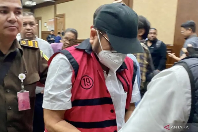 Zarof Ricar mengenakan rompi tahanan atau diborgol, foto dokumentasi ANTARA News